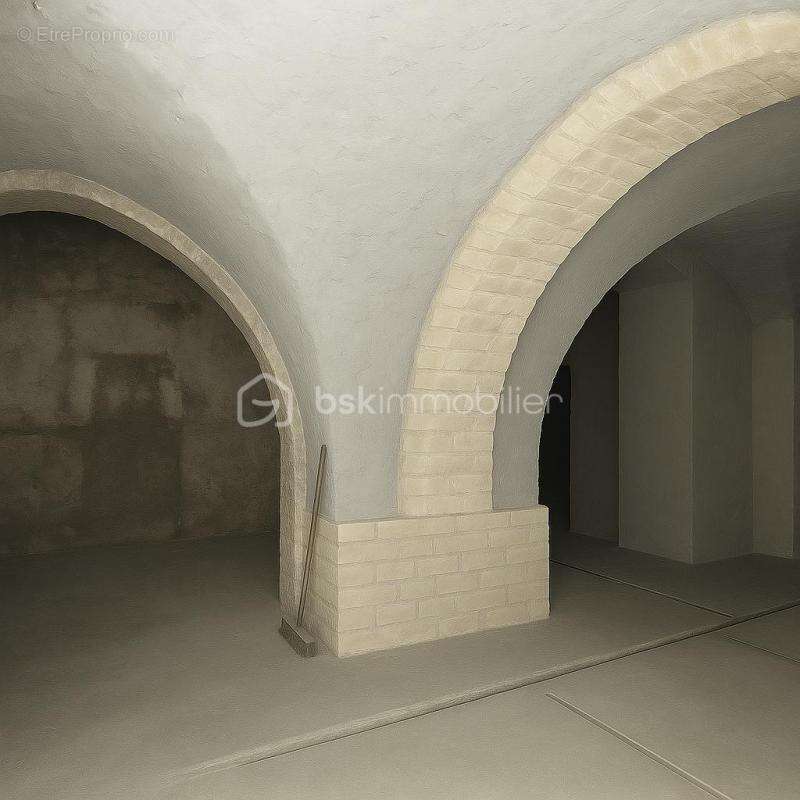 Nîmes – Proche Arènes  Murs Commerciaux à Vendre – 197 m² - photo 4