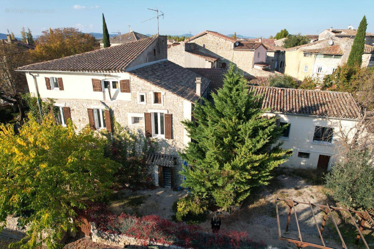 Maison à SAINT-JEAN-DE-MARUEJOLS-ET-AVEJAN