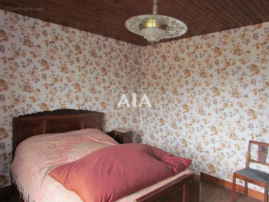 Maison à LES ADJOTS