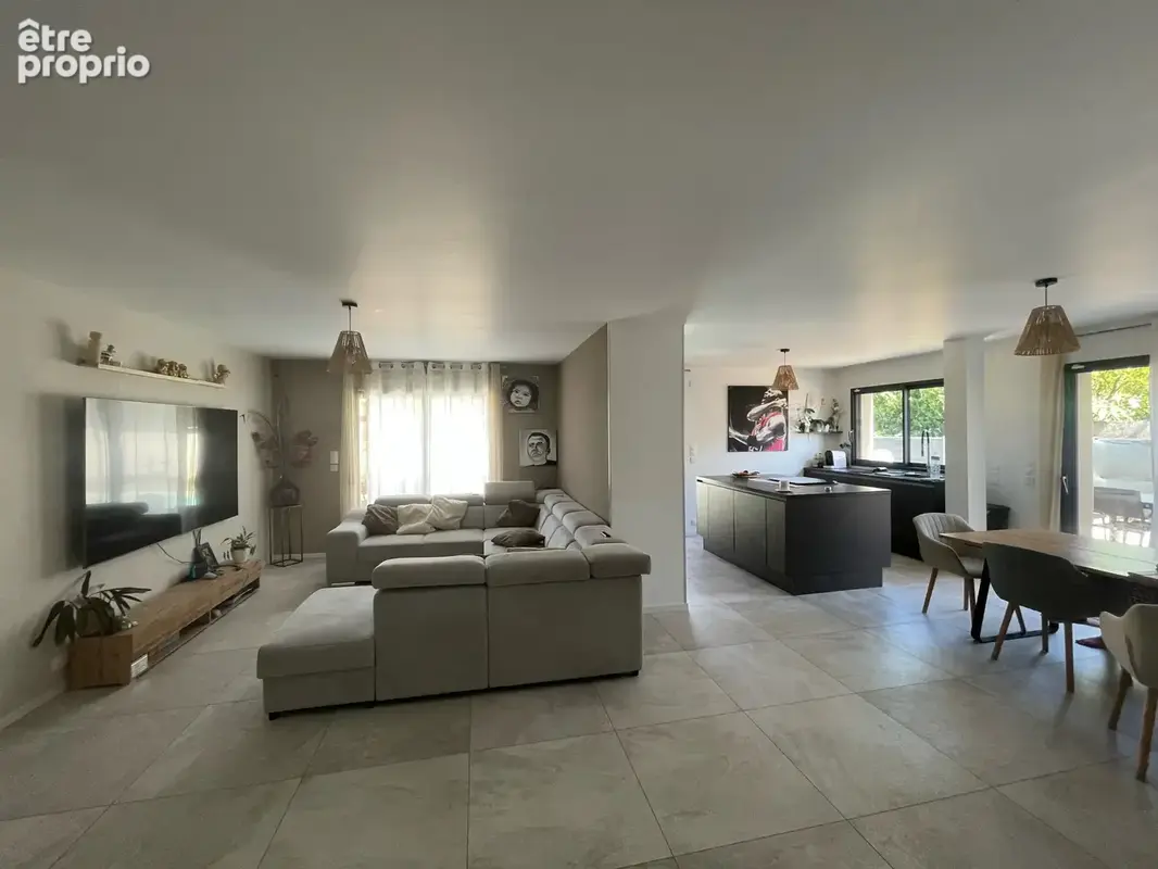 À vendre à Troyes, maison contemporaine de 149m2, 4 chambres, piscine, terrain de 571m2. - photo 4