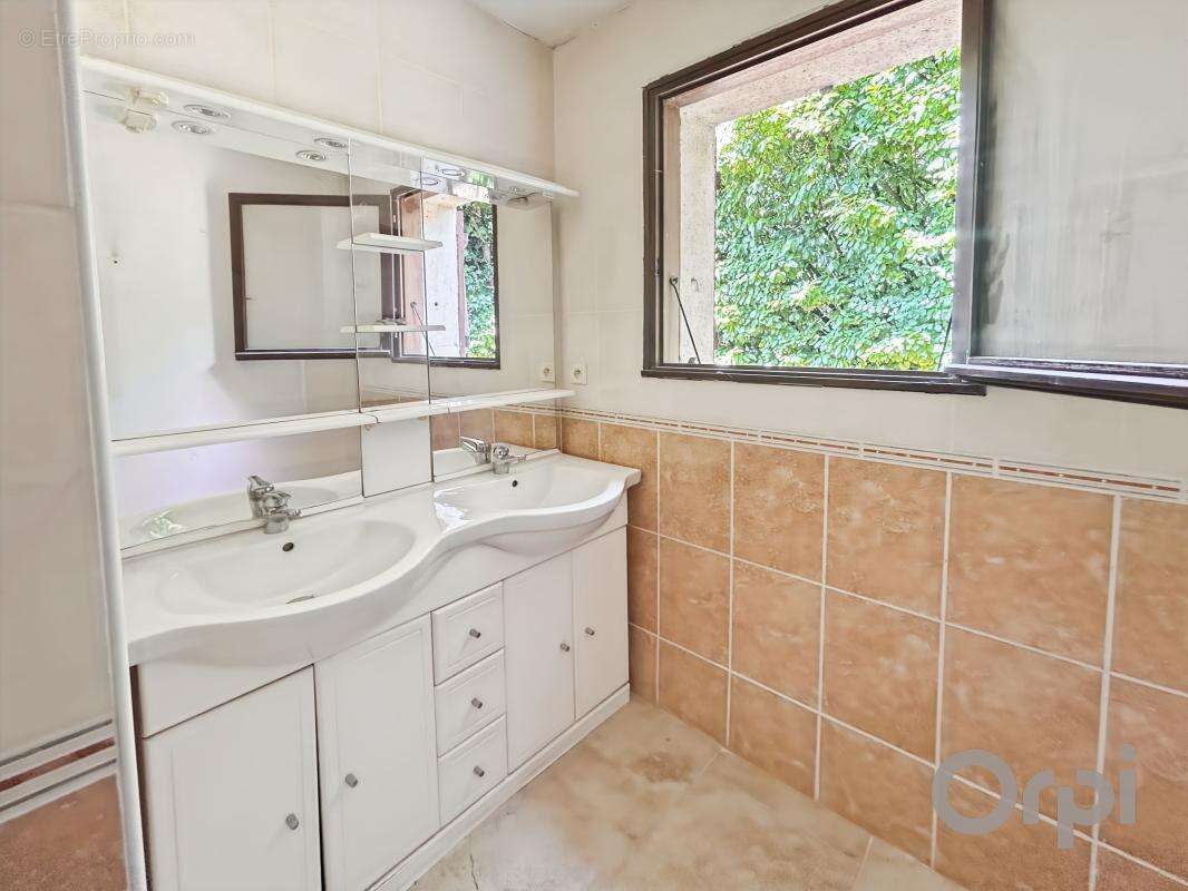 Maison de plain pied sur parcelle arborée proche du centre de Lectoure - photo 10