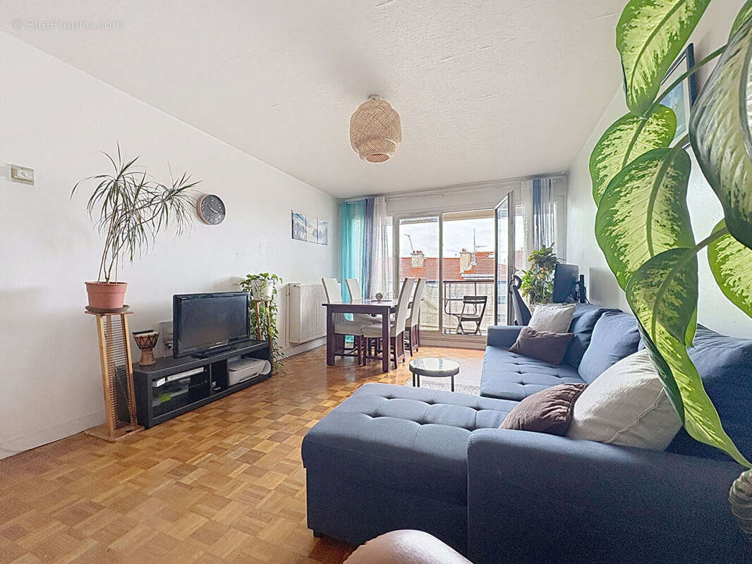 Appartement 4 pièce(s) 73 m2 avec deux balcons au pied du métro L.11 Carnot - photo 3