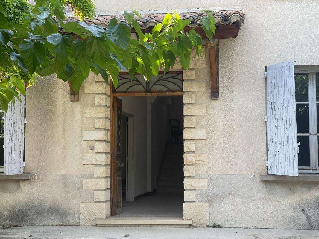 Maison à LAUDUN-L'ARDOISE