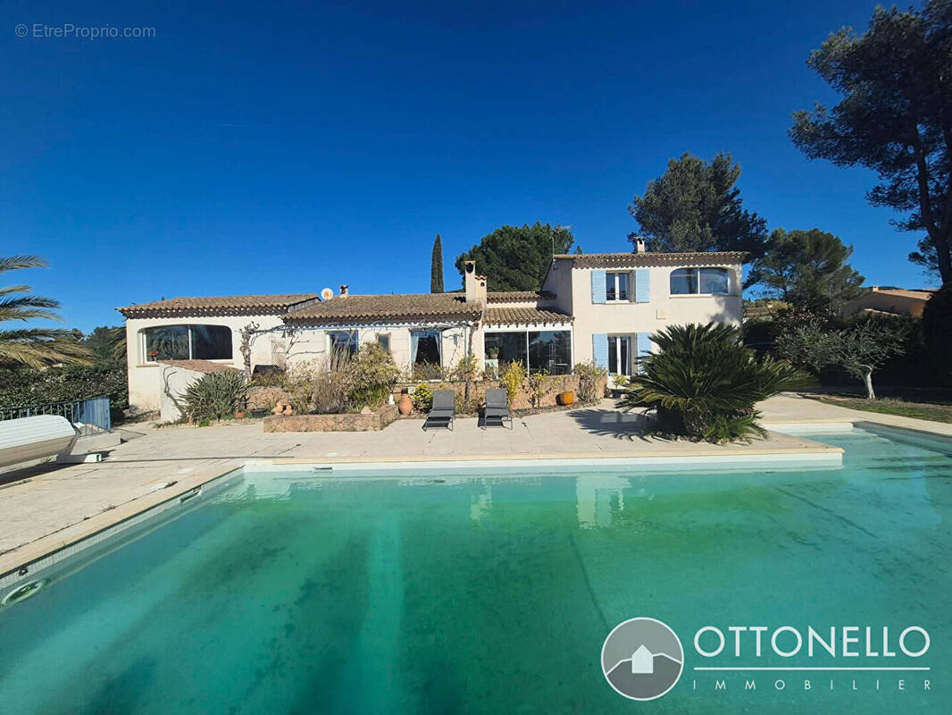 Maison à ROQUEBRUNE-SUR-ARGENS