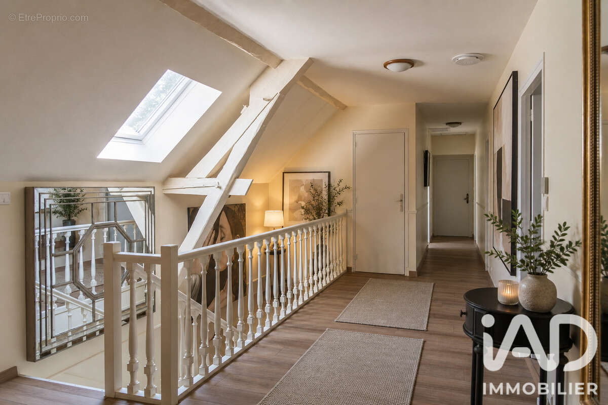 Maison 375 m² à Saint-Laurent-En-Gatines  - photo 2