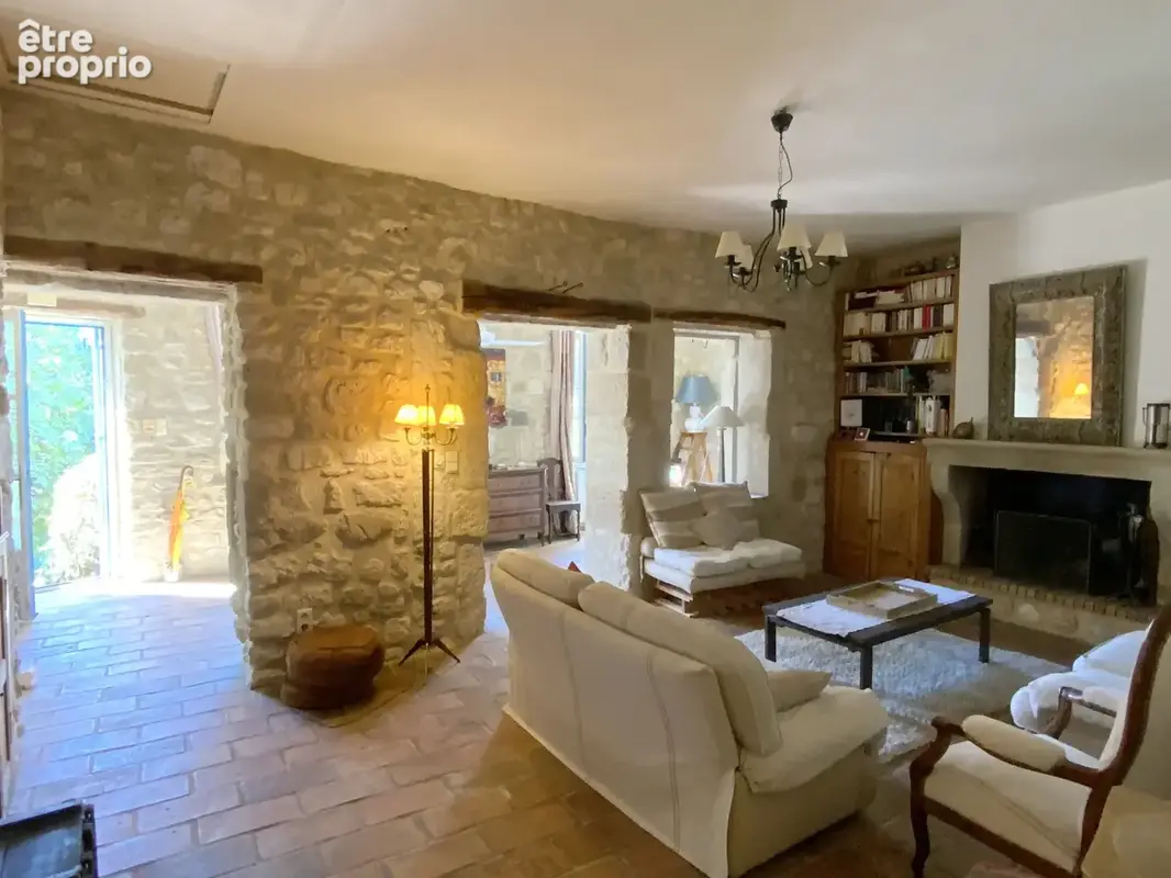 Charmante propriété en pierre offrant un cadre de vie rare au cœur d’un charmant village avec commerces. - photo 5