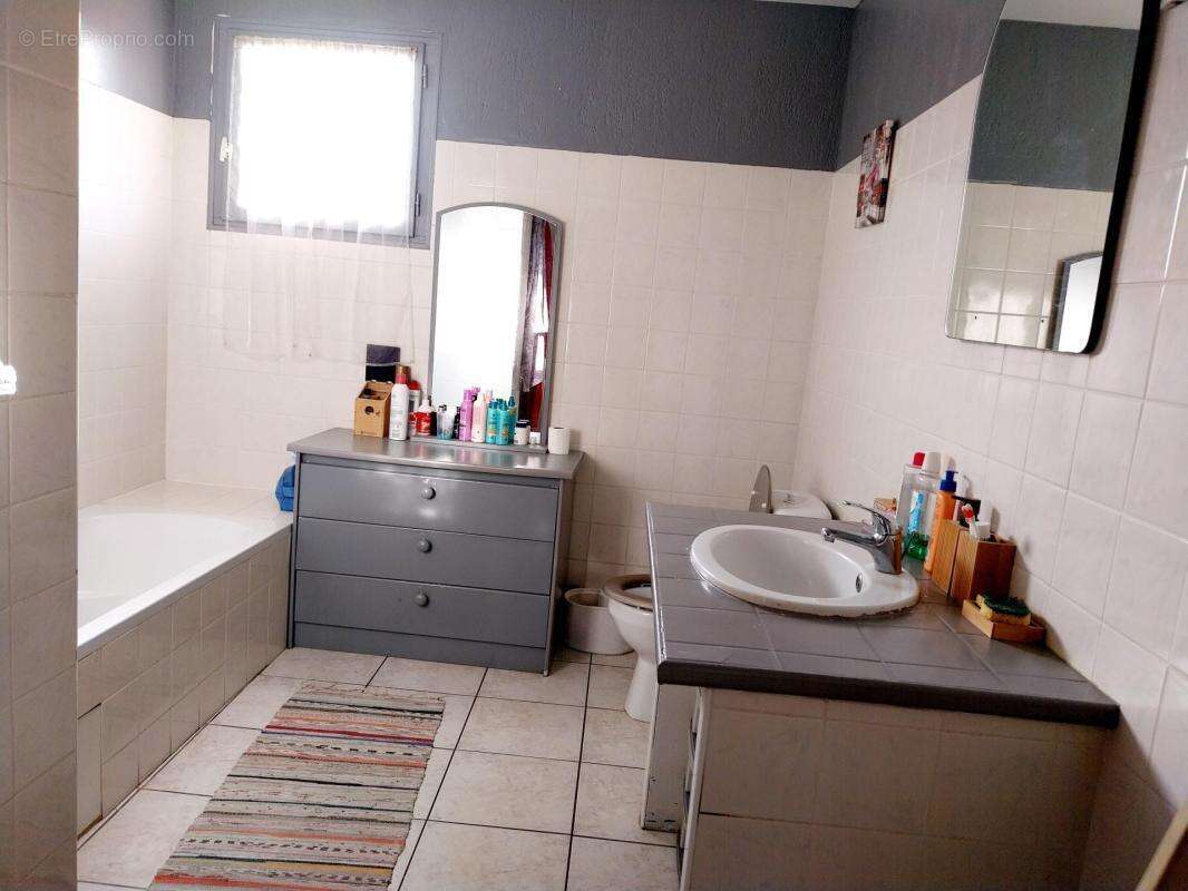 Maison à BUSSAC-FORET