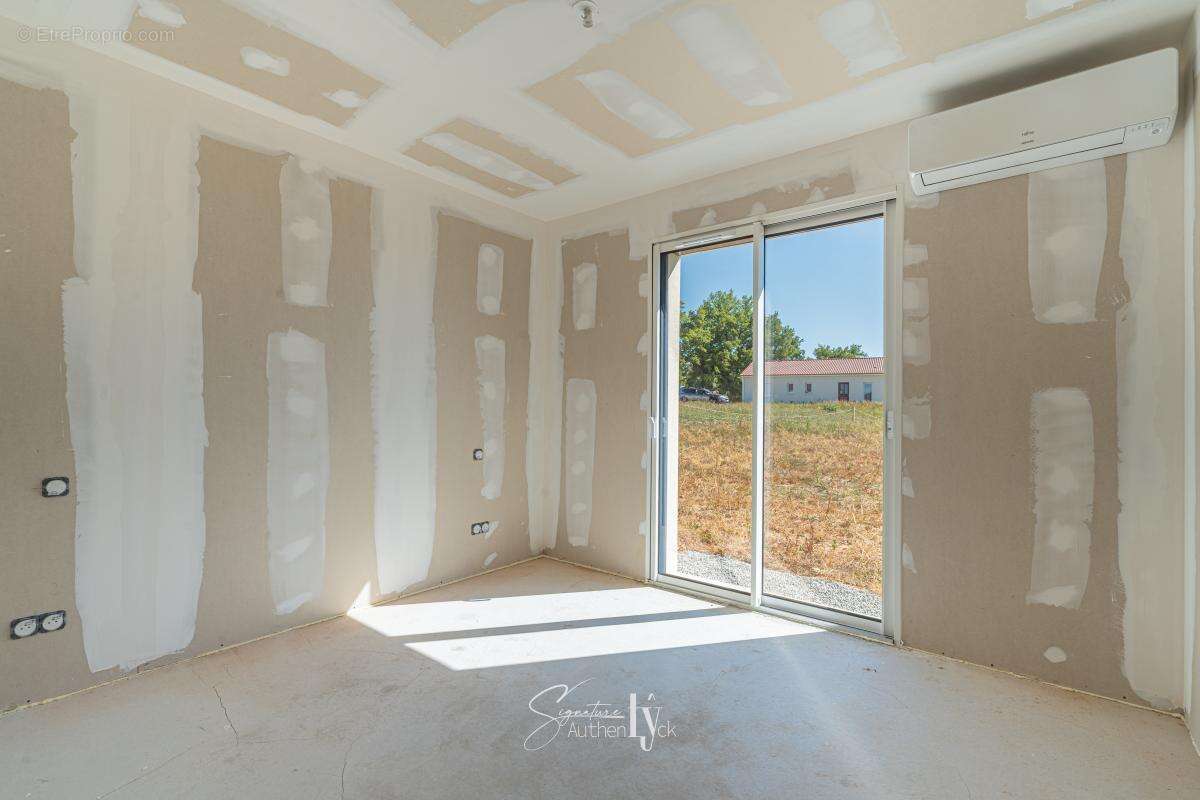 Maison 102 m² à Saint-Hilaire-Bonneval  - photo 10