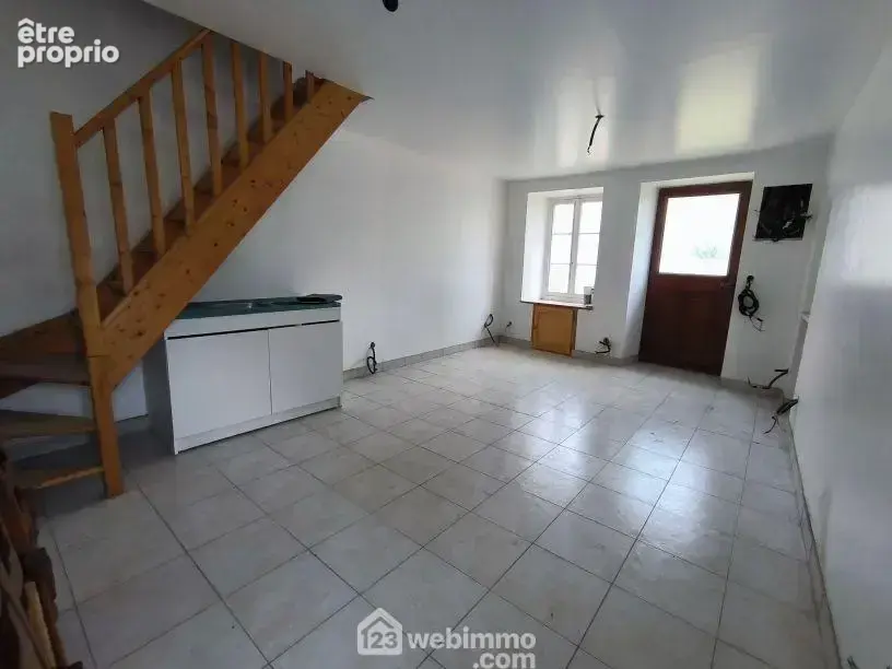 Elle se compose d'une pièce de vie de 20 m² en rez-de-chaussée
