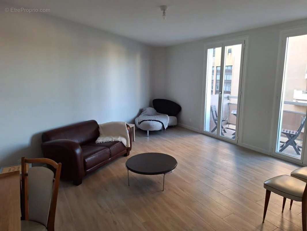 TOULOUSE - PLACE DUPUY : Magnifique T2 rénové en 2023 au 6ème étage avec ascenseur, balcon et cave - photo 3