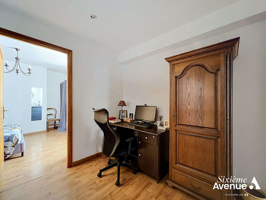 Maison de Village à Saint-Symphorien d'Ozon, 5 pièces, 3 chambres 119 m2. - photo 8