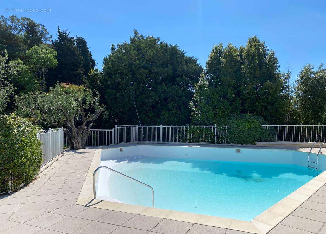 Californie-Pezou, grand T2 en dernier étage avec piscine et garage - photo 15