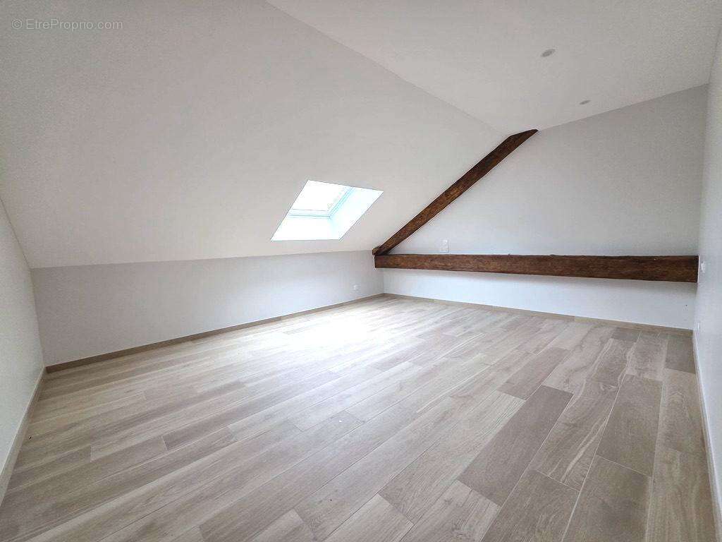 Appartement à YENNE