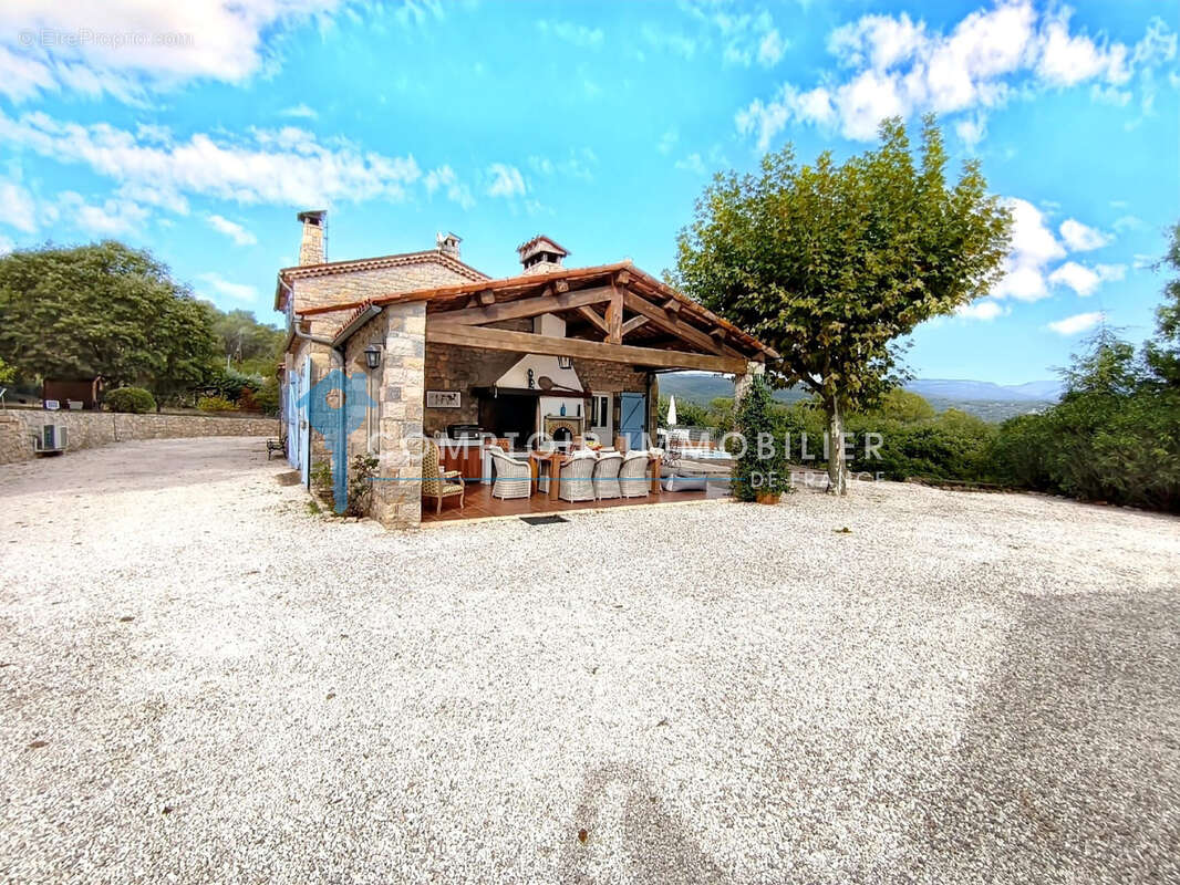 DPT(83) A vendre propriété de prestige sur le haut var - photo 2