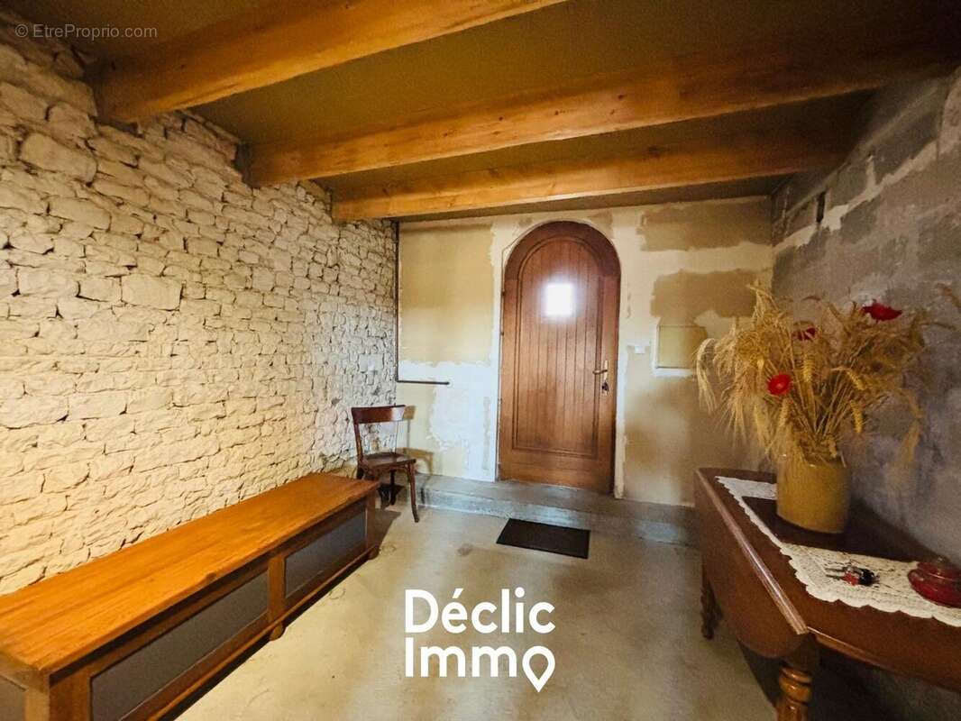 LA JARRIE  - Maison de caractère à fort potentiel avec dépendances, jardin et garage - photo 4