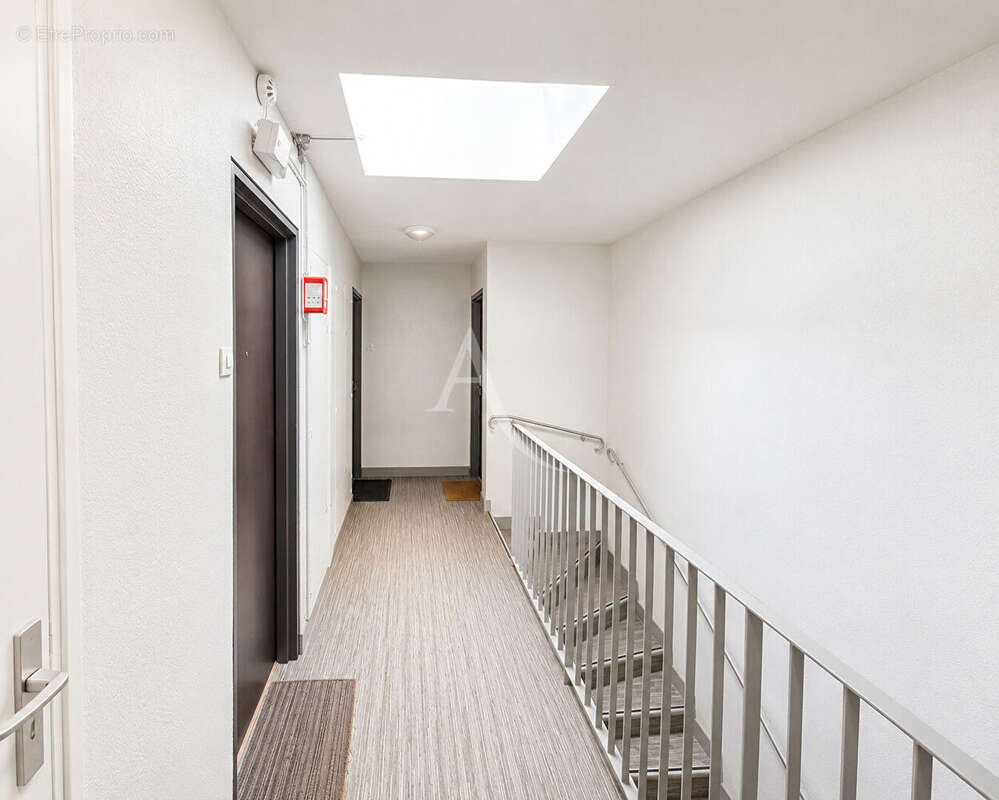 Studio à La Varenne Saint Hilaire de 23.55 m2 avec avec terrasse + cave + parking - photo 5
