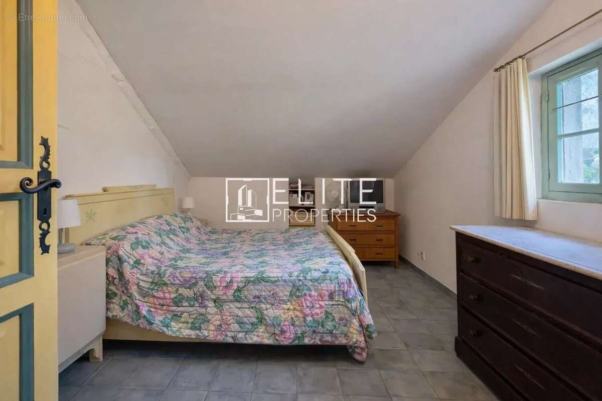 Grasse : Maison de Maître avec Potentiel Constructible Majeur ! - photo 28