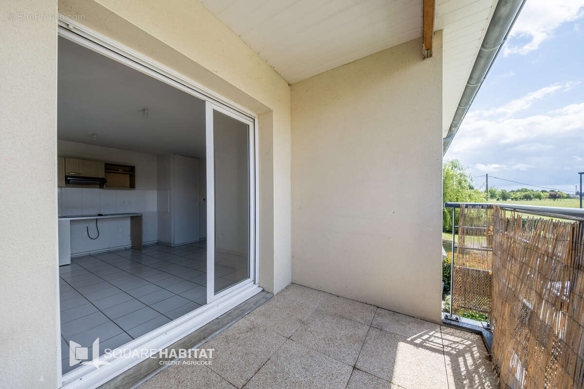 Appartement à PINS-JUSTARET