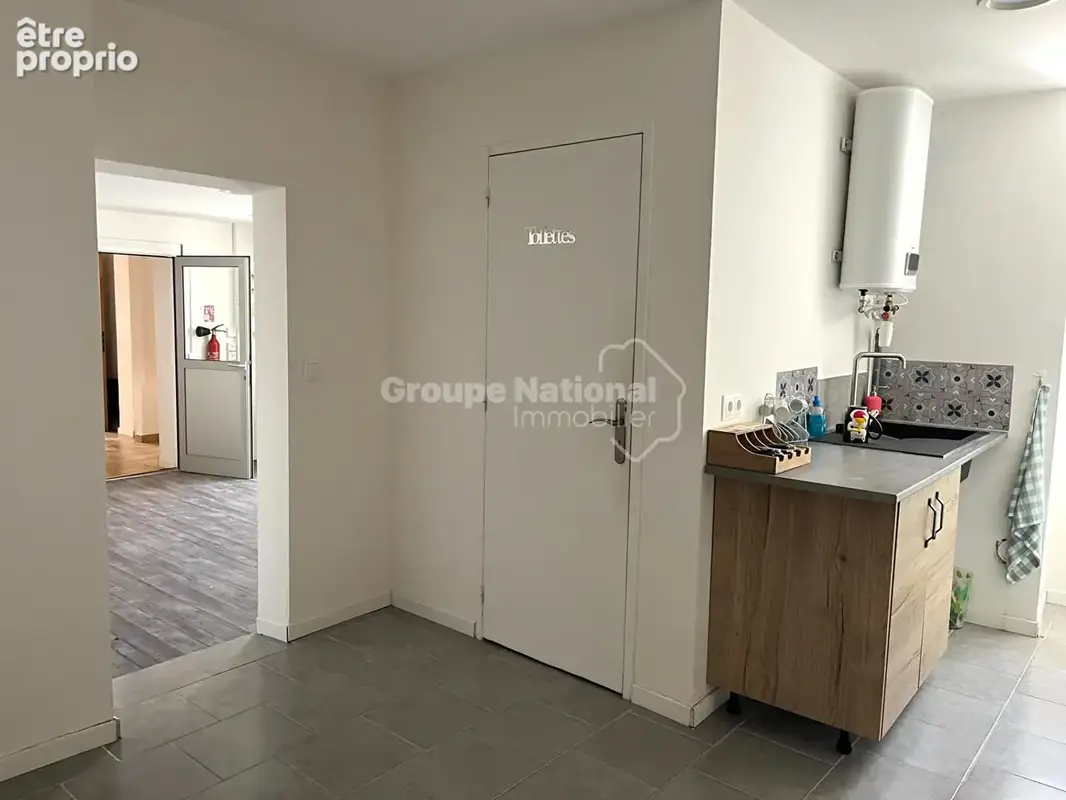 Local de 55 m² (de surface utile) avec multi-activités possibles,  équipé de la fibre -et aux normes incendie PMR et déficients  - photo 3