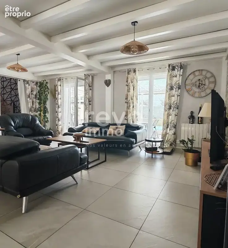 Le Plantay  Maison 133 m²  Piscine, 4 chambres, garage  Terrain 976 m² - photo 9