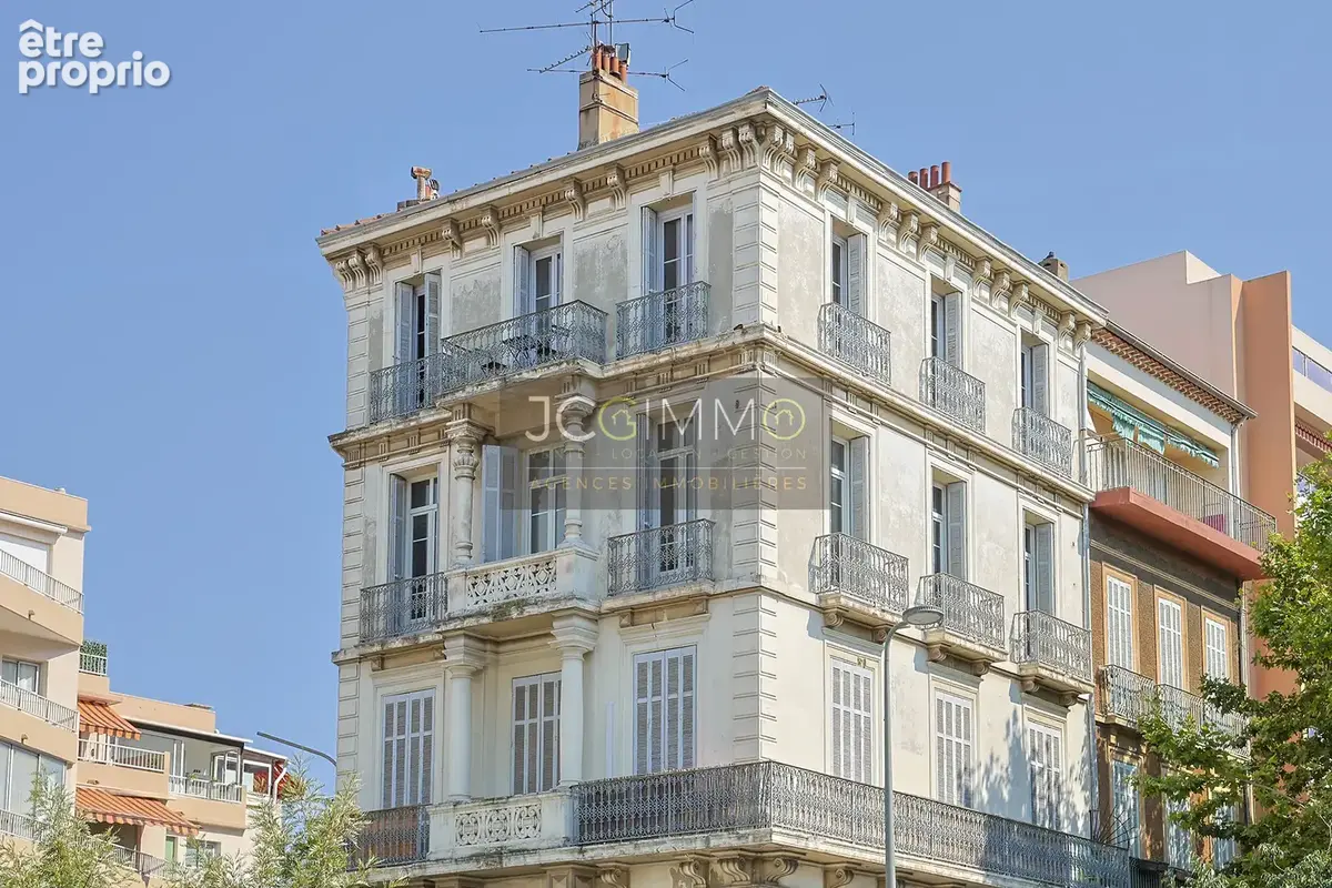Hyères Gambetta - T4 de 88 m2 avec balconnets, cave et grenier - photo 8