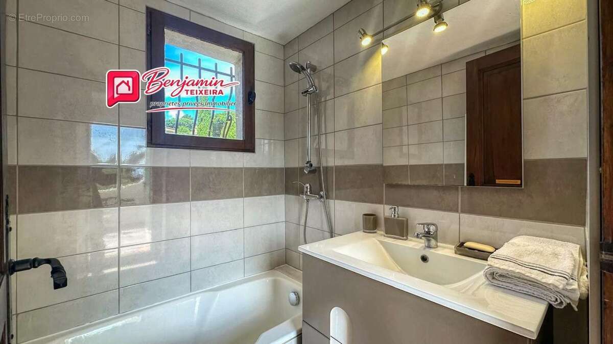 Villa Sainte Maxime 6 pièce(s) 117 m2 - Garage 27m² - Vue mer - piscine - photo 8