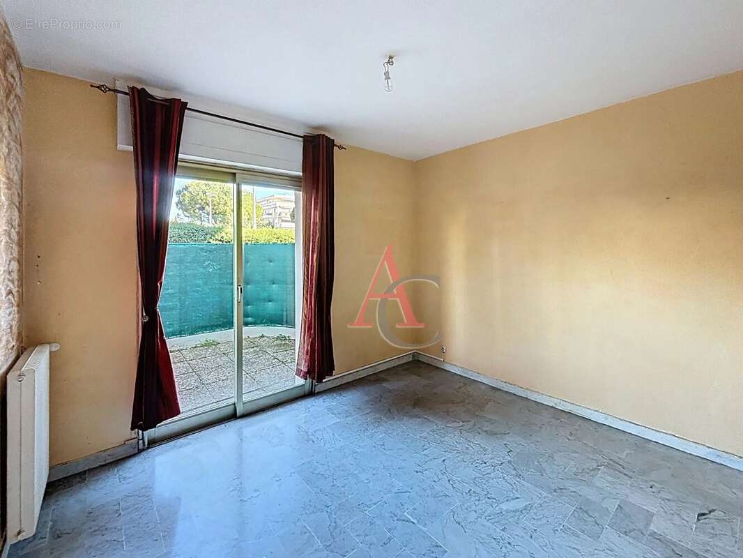 Appartement à SAINT-LAURENT-DU-VAR