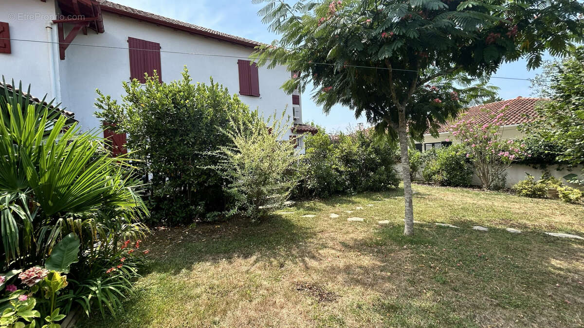 A deux pas de l'église et des commerces - photo 15
