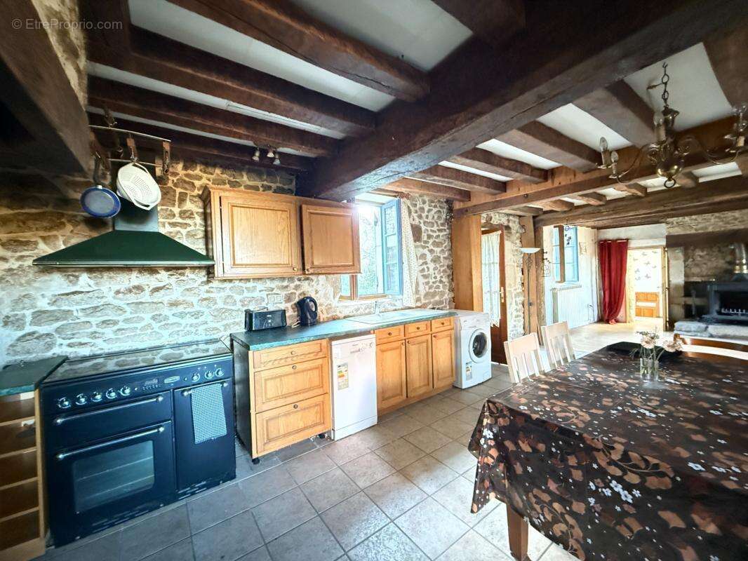 BELLE OPPORTUNITE ! Maison en pierre de 165m², pleine de charme, 4 chambres, Cour intérieure de 379m² 93 000 € - photo 4
