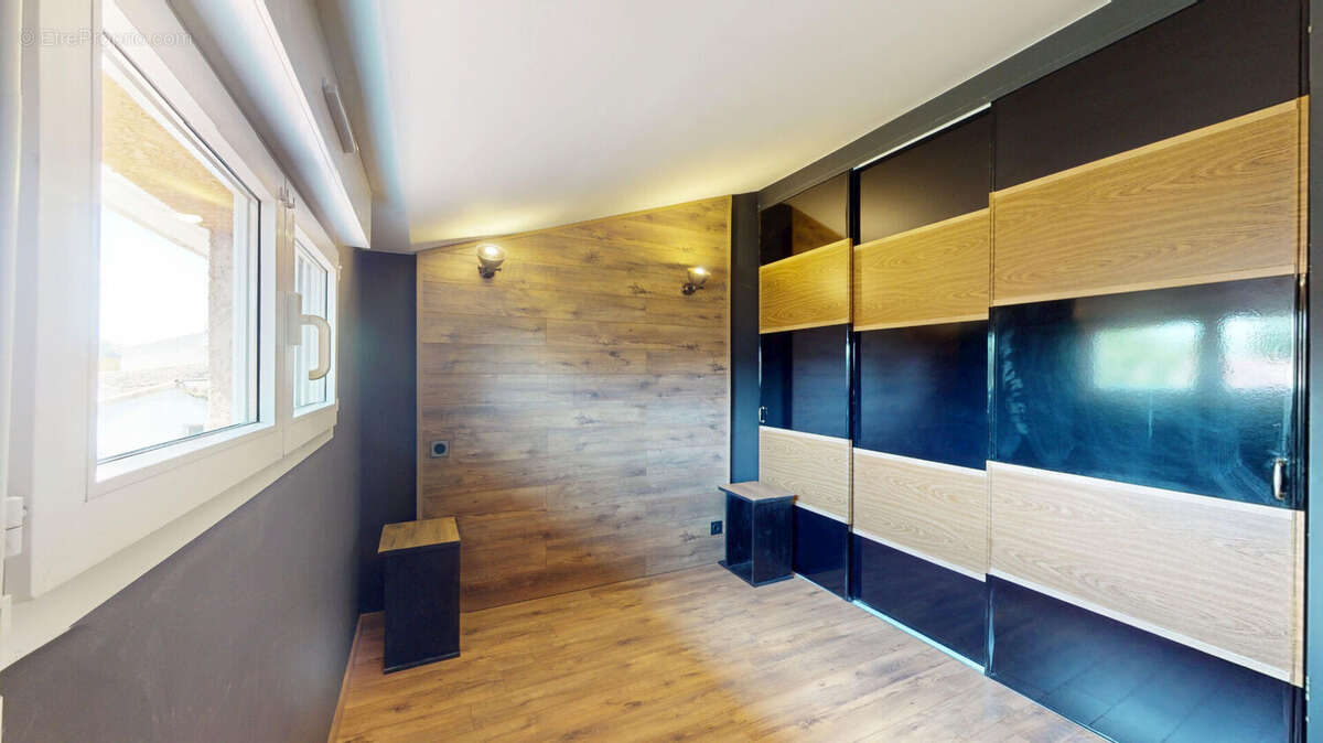 Maison T2 bis rénovée avec goût, jardinet, garage et buanderie - photo 11
