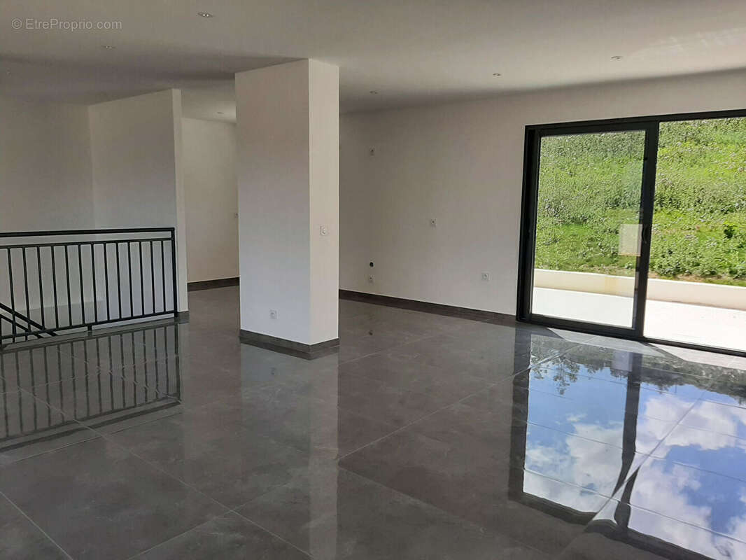 Maison à LES MARTRES-DE-VEYRE