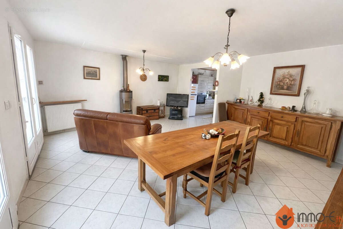 Maison à CONDE-SAINTE-LIBIAIRE