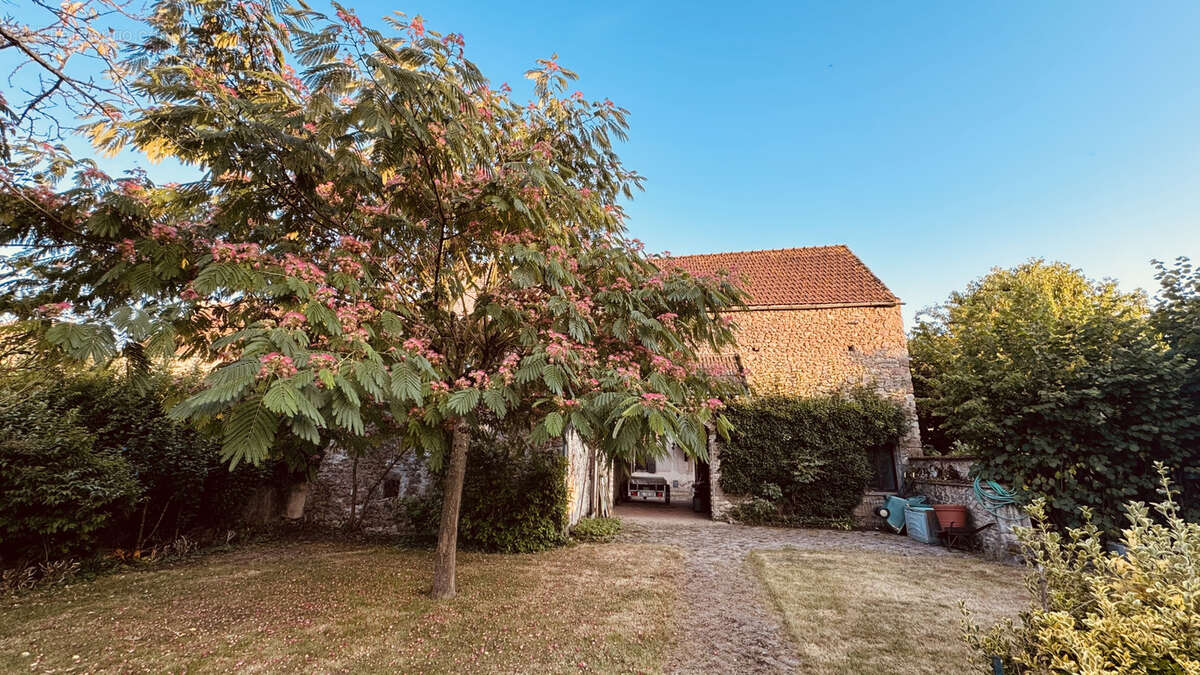 Vente en Exclusivité à Pontaubert - Charmante Maison de caractère avec jardin de 1467 m2 au prix de 235 400 €. - photo 3
