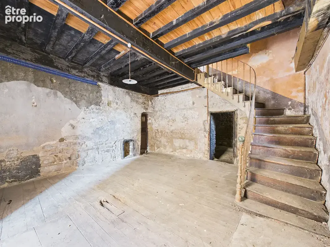 Maison en pierre au coeur du village de Chalencon à réhabiliter avec cour - photo 4
