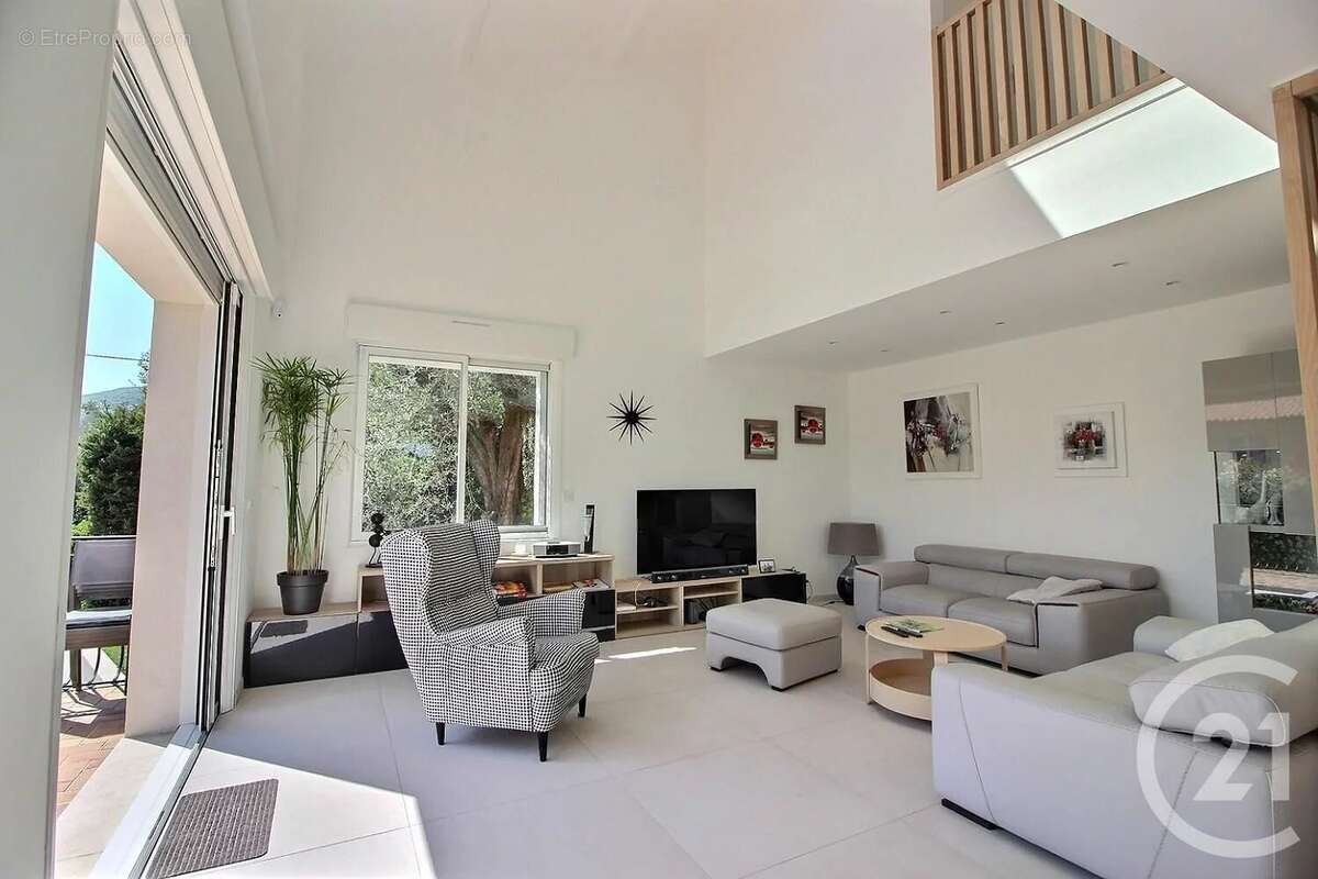 Maison à CHATEAUNEUF-GRASSE