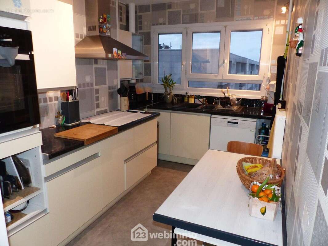 La cuisine aménagée et équipée de 10 m2 environ.