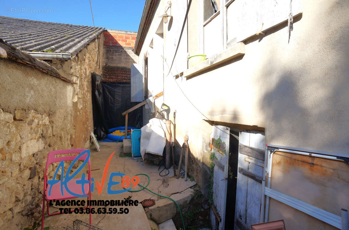 Maison à LAROCHE-SAINT-CYDROINE