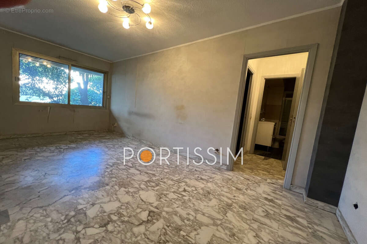 Appartement à SAINT-LAURENT-DU-VAR