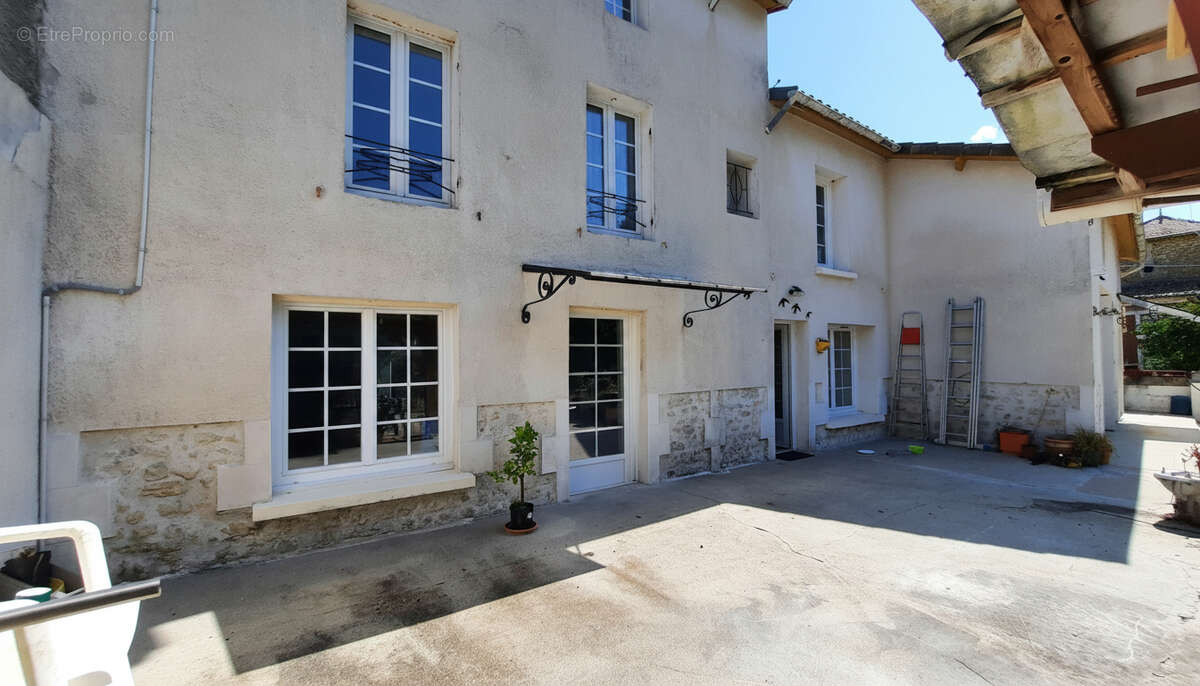 Maison de bourg  169m2, 1 760 m² de jardin)+ Local indépendant - photo 2