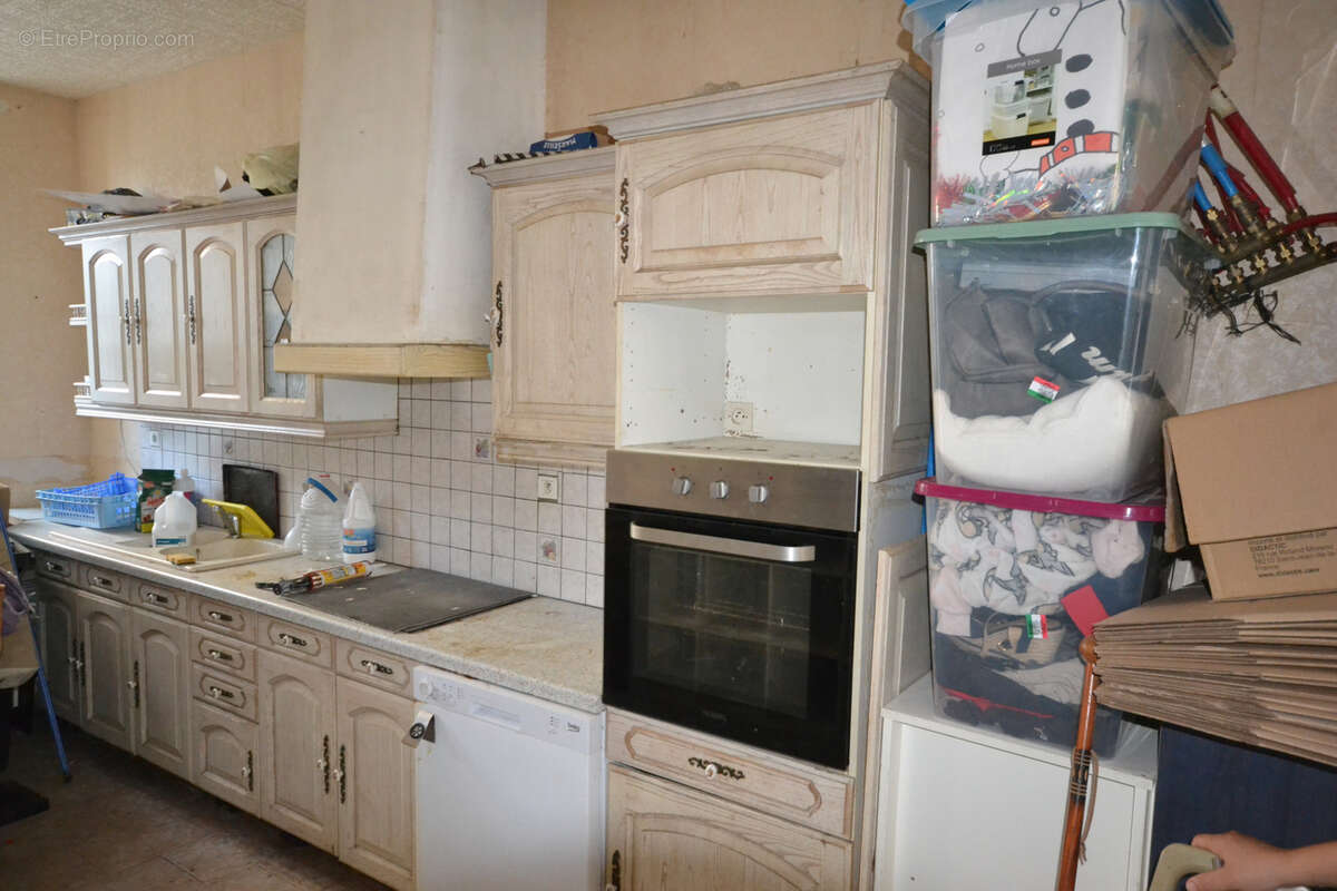 Burie maison a renover sur 3 niveaux 4 ch jardin - photo 4