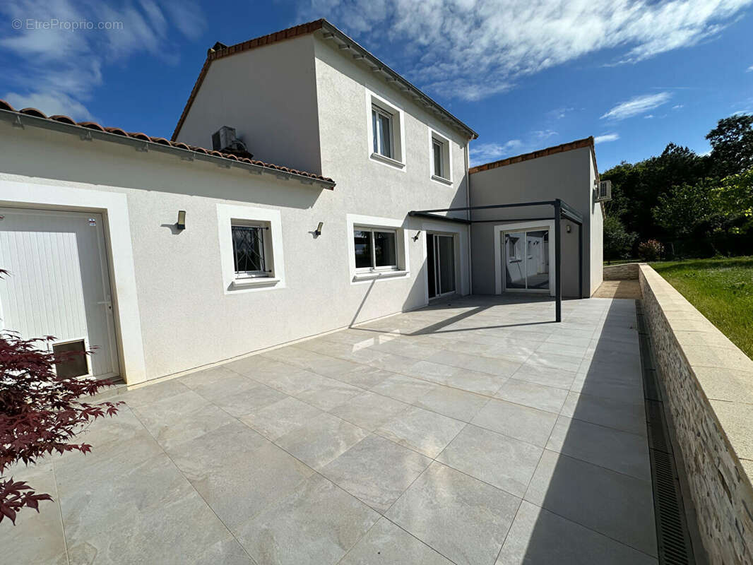 Maison à ROCHES-PREMARIE-ANDILLE