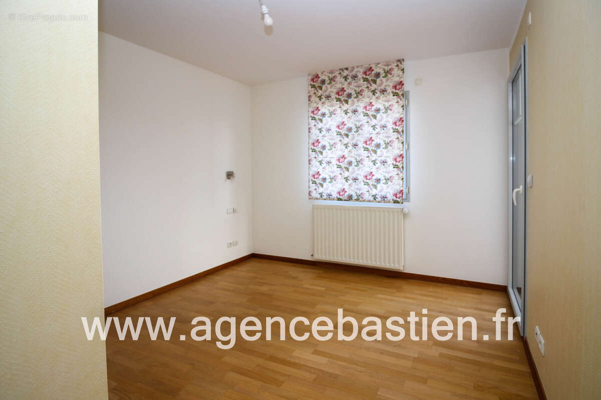 Vente exclusive - t4 de 105 m2 en rez-de-jardin - proche centre-ville - divonne-les-bains - 590.000€ - photo 8