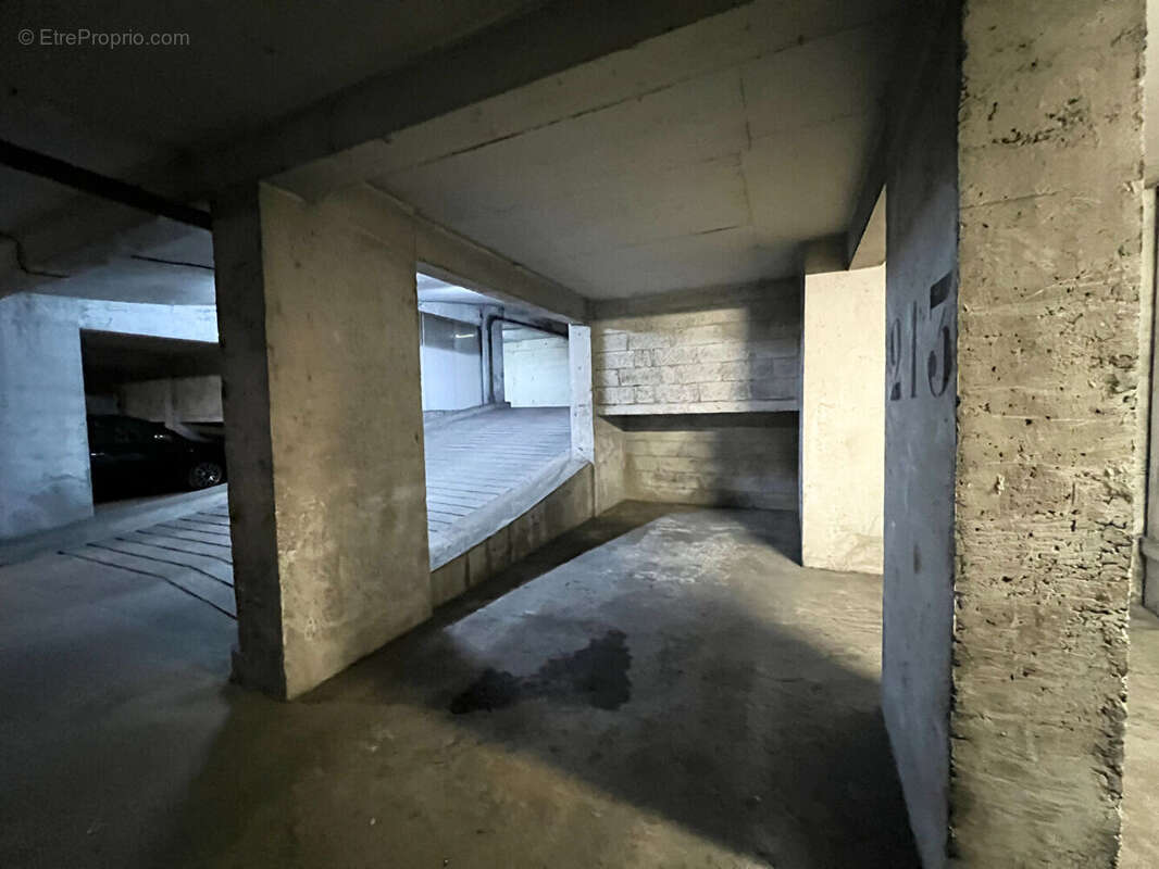 Parking à PARIS-18E