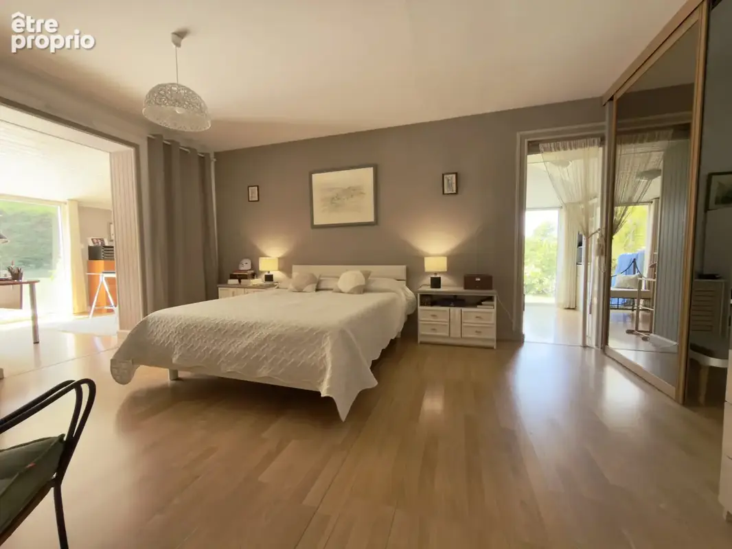Villa d'exception avec piscine, jacuzzi, double garage et petit étang. - photo 18