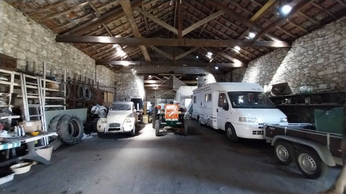 Commerce à PINEUILH