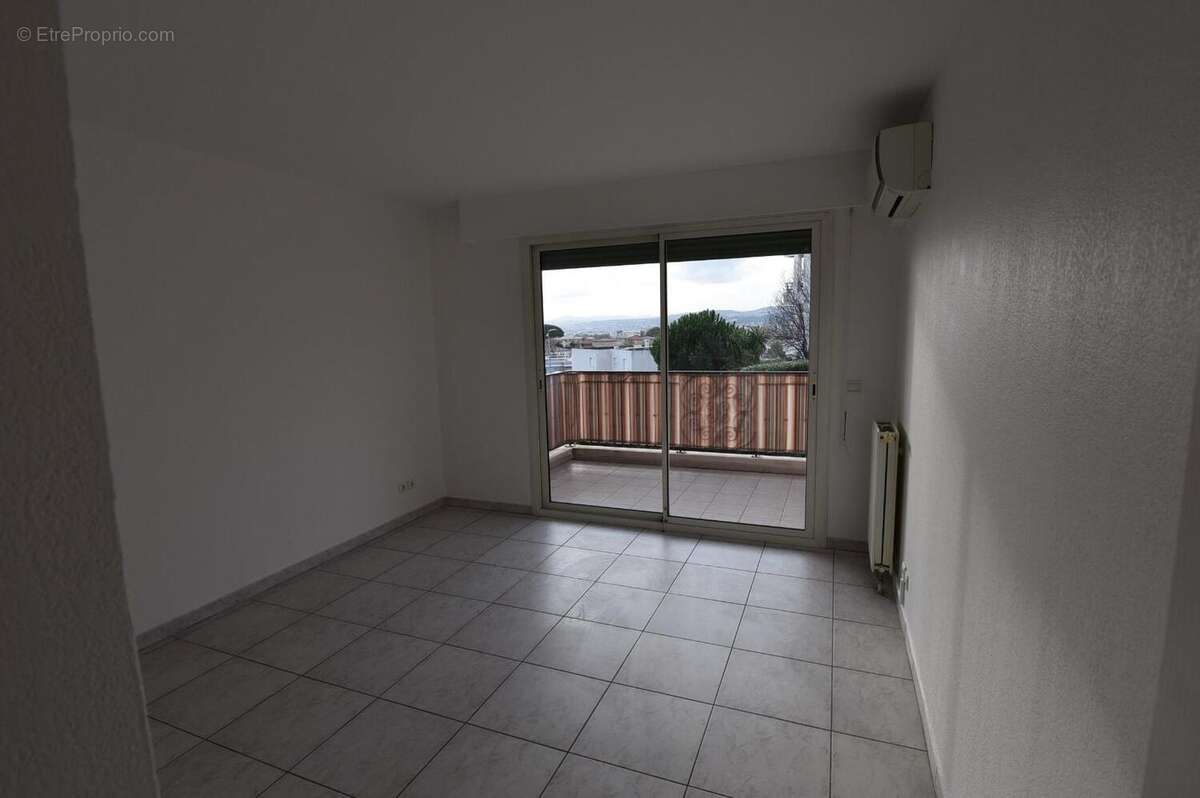   - Appartement à SAINT-LAURENT-DU-VAR