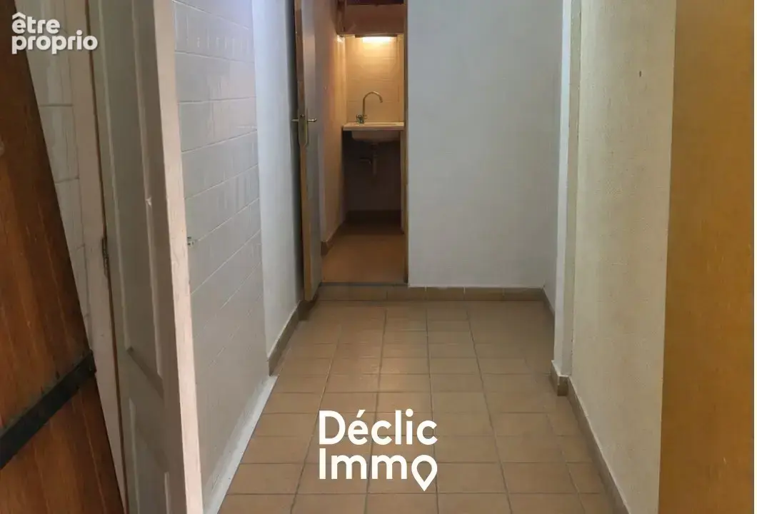 À deux pas du port et de la plage  Local 14 m² -A VENDRE -LE GRAU DU ROI - photo 3