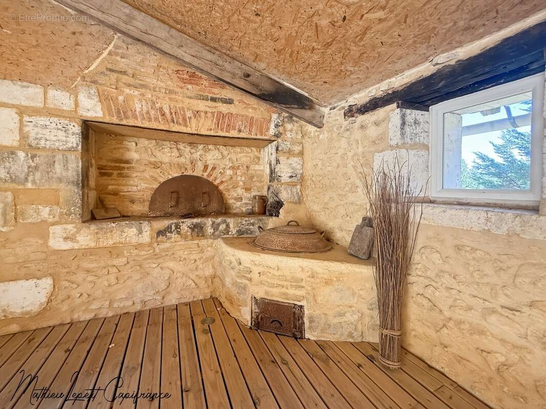 Aux portes de Périgueux – Authentique longère en pierre du XIXᵉ siècle 210 M²- T7 – DPE B – Terrain clos de 1,14 hectare-dépenda - photo 23