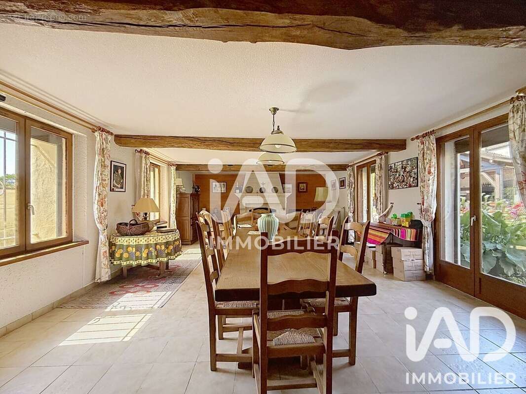 Maison 314 m² à Courtisols  - photo 2