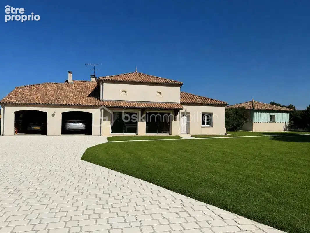 Découvrez la sérénité dans une spacieuse propriété avec piscine, à proximité des commodités ! - photo 2